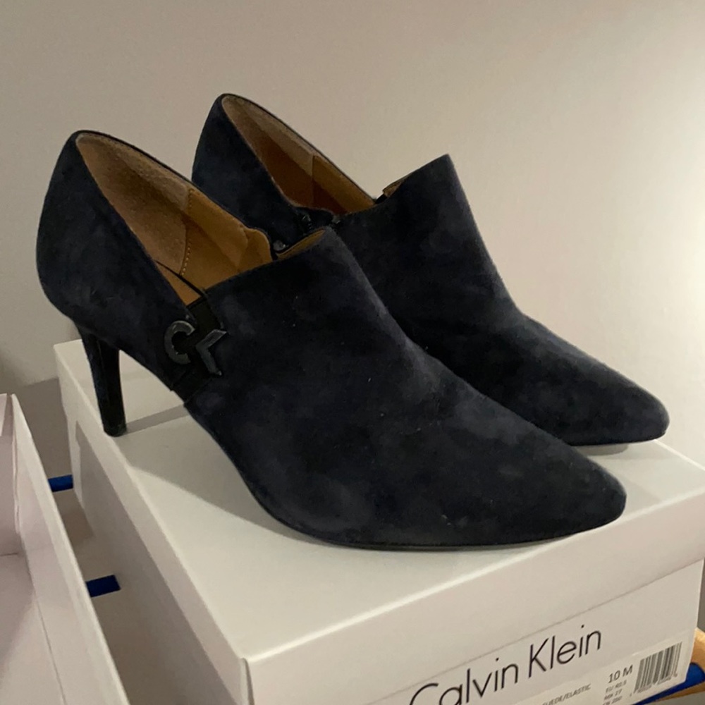 Calvin Klein women’s shoes Joanie Kid Suede deep navy/black